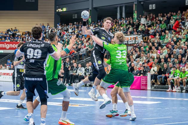 Handball Bundesliga HSG Wetzlar ThSV Eisenach, 21 12 25 Oskar Joelsson ThSV Eisenach, 3 , Georg Löwen HSG Wetzlar, 33 , Tillman Leu ThSV Eisenach, 99 , Philipp Ahouansou HSG Wetzlar, 19 Handball Bundesliga HSG Wetzlar ThSV Eisenach Wetzlar, 21 12 25 Copyright: xBEAUTIFULxSPORTS Roeczeyx