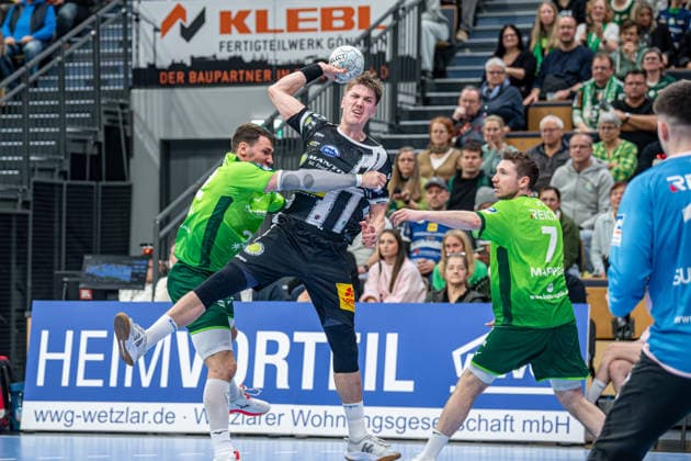 Handball Bundesliga HSG Wetzlar ThSV Eisenach, 21 12 25 Oskar Joelsson ThSV Eisenach, 3 , Dominik Mappes HSG Wetzlar, 7 , Jona Schoch HSG Wetzlar, 22 Handball Bundesliga HSG Wetzlar ThSV Eisenach Wetzlar, 21 12 25 Copyright: xBEAUTIFULxSPORTS Roeczeyx