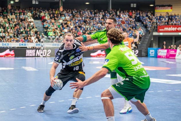 Handball Bundesliga HSG Wetzlar ThSV Eisenach, 21 12 25 Fynn Hangstein ThSV Eisenach, 10 , Philipp Ahouansou HSG Wetzlar, 19 , Lion Zacharias HSG Wetzlar, 50 Handball Bundesliga HSG Wetzlar ThSV Eisenach Wetzlar, 21 12 25 Copyright: xBEAUTIFULxSPORTS Roeczeyx