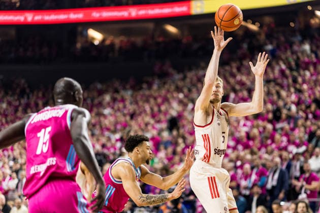 easyCredit Basketball Bundesliga Telekom Baskets Bonn FC Bayern Munich 21 12 2025 Niels Giffey FC Bayern Munich, 5 in the throw easyCredit Basketball Bundesliga Telekom Baskets Bonn FC Bayern Munich, Cologne, LANXESSarena on 21 12 2025 Copyright: xBEAUTIFULxSPORTS Wunderlx