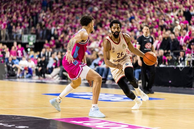 easyCredit Basketball Bundesliga Telekom Baskets Bonn FC Bayern Munich 21 12 2025 Alijah Comithier Telekom Baskets Bonn, 2 , Spencer Dinwiddie FC Bayern Munich, 26 on the ball easyCredit Basketball Bundesliga Telekom Baskets Bonn FC Bayern Munich, Cologne, LANXESSarena on 21 12 2025 Copyright: xBEAUTIFULxSPORTS Wunderlx