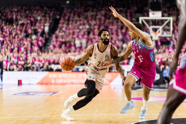 easyCredit Basketball Bundesliga Telekom Baskets Bonn FC Bayern Munich 21 12 2025 Spencer Dinwiddie FC Bayern Munich, 26 on the ball, Alijah Comithier Telekom Baskets Bonn, 2 easyCredit Basketball Bundesliga Telekom Baskets Bonn FC Bayern Munich, Cologne, LANXESSarena on 21 12 2025 Copyright: xBEAUTIFULxSPORTS Wunderlx