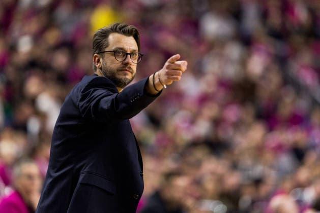 easyCredit Basketball Bundesliga Telekom Baskets Bonn FC Bayern Munich 21 12 2025 Mihajlo Mitic Assistant Coach FC Bayern Munich gestures easyCredit Basketball Bundesliga Telekom Baskets Bonn FC Bayern Munich, Cologne, LANXESSarena on 21 12 2025 Copyright: xBEAUTIFULxSPORTS Wunderlx