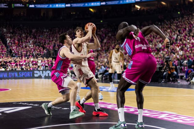 easyCredit Basketball Bundesliga Telekom Baskets Bonn FC Bayern Munich 21 12 2025 Justinian Jessup FC Bayern Munich, 10 on the ball, Tylan Birts Telekom Baskets Bonn, 5 easyCredit Basketball Bundesliga Telekom Baskets Bonn FC Bayern Munich, Cologne, LANXESSarena on 21 12 2025 Copyright: xBEAUTIFULxSPORTS Wunderlx