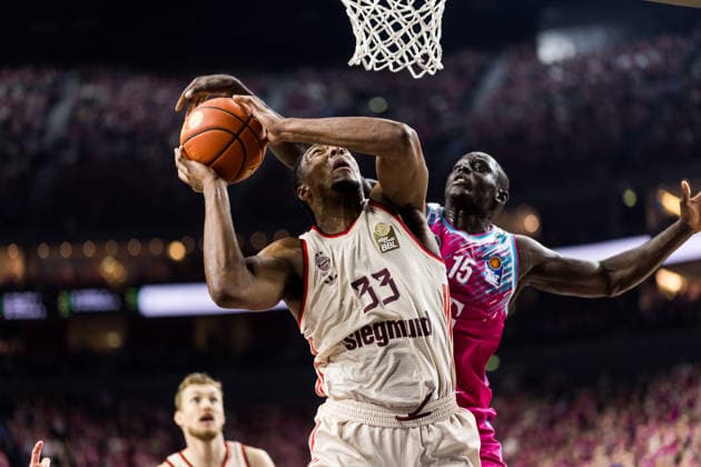 easyCredit Basketball Bundesliga Telekom Baskets Bonn FC Bayern Munich 21 12 2025 David McCormack FC Bayern Munich, 33 in the throw, Kur Jongkuch Telekom Baskets Bonn, 15 easyCredit Basketball Bundesliga Telekom Baskets Bonn FC Bayern Munich, Cologne, LANXESSarena on 21 12 2025 Copyright: xBEAUTIFULxSPORTS Wunderlx