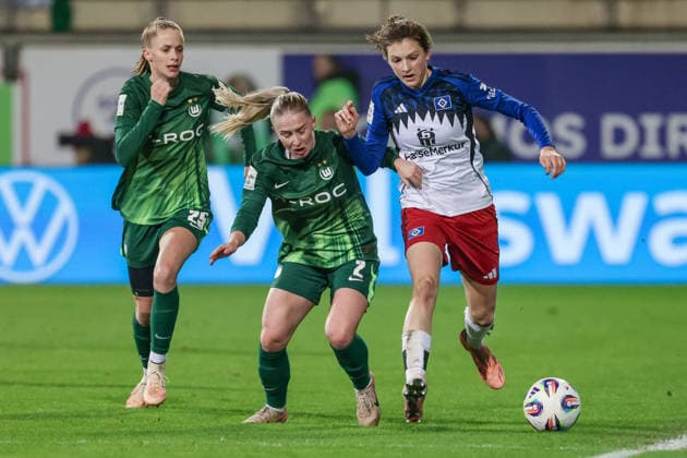 from left Vivien Endemann VfL Wolfsburg, 25 , Thea Bjelde VfL Wolfsburg, 2 and Lotta Wrede Hamburger SV, 32 in duel, duel, dynamic, action, action, game scene, THE DFB REGULATIONS PROHIBIT ANY USE OF PHOTOGRAPHS AS IMAGE SEQUENCES AND OR QUASI VIDEO , 21 12 2025, Wolfsburg Germany , Football, Google Pixel Womens Bundesliga, VfL Wolfsburg Hamburger SV xobx