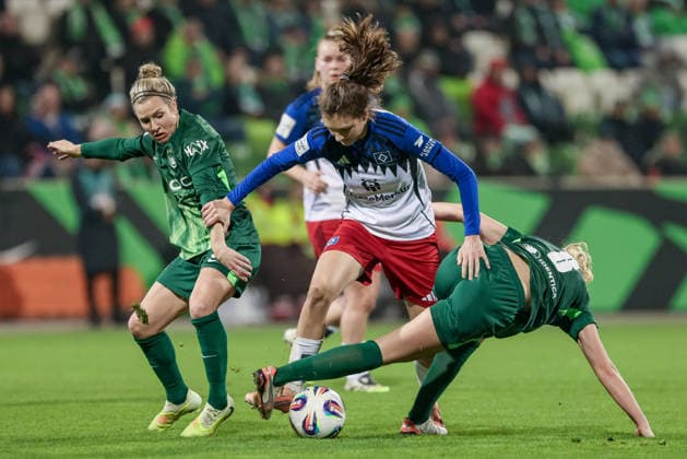 from left Svenja Huth VfL Wolfsburg, 10 , Lotta Wrede Hamburger SV, 32 and Lena Lattwein VfL Wolfsburg, 8 in duel, duel, dynamics, action, action, game scene, THE DFB REGULATIONS PROHIBIT ANY USE OF PHOTOGRAPHS AS IMAGE SEQUENCES AND OR QUASI VIDEO , 21 12 2025, Wolfsburg Germany , Football, Google Pixel Womens Bundesliga, VfL Wolfsburg Hamburger SV xobx