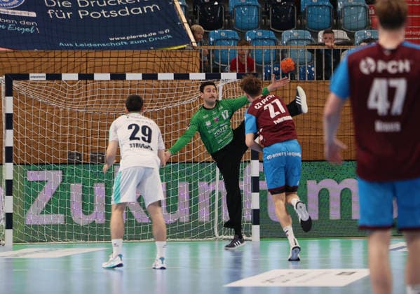 GER HBL2 Season 2025 2026 VfL Potsdam vs SG BBM Bietigheim, 21 12 25, MBS Arena, Potsdam Nils FUHRMANN 1 VfL Potsdam 27 safely converts this seven-meter penalty against Martin TOMOVSKI SG BBM Bietigheim 24 , penalty throw
