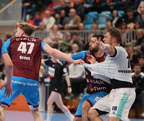 GER HBL2 Season 2025 2026 VfL Potsdam vs SG BBM Bietigheim, 21 12 25, MBS Arena, Potsdam Dustin KRAUS 1 VfL Potsdam 47 tests the strength of the opponents jerseys, jersey test, tear test