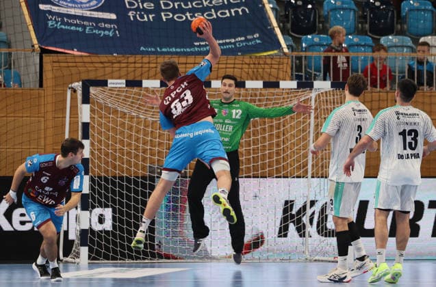 GER HBL2 Season 2025 2026 VfL Potsdam vs SG BBM Bietigheim, 21 12 25, MBS Arena, Potsdam Tim Niclas SCHRÖDER 1 VfL Potsdam 33 converts free from the circle against Martin TOMOVSKI SG BBM Bietigheim 24