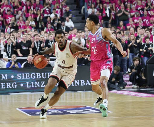 Xavier Rathan Mayes Bayern Muenchen 4 , Joel Aminu Bonn 21 , GER, Baskets Bonn vs FC Bayern Muenchen, 1 Basketball Bundesliga, esayCredit BBL, Matchday 11, Season 2025 26, 21 12 2025 GER, Baskets Bonn vs FC Bayern Muenchen, 1 Basketball Bundesliga, esayCredit BBL, Matchday 11, Season 2025 26, 21 12 2025 Cologne Copyright: xEibner-Pressefoto JoergxNiebergax JNL