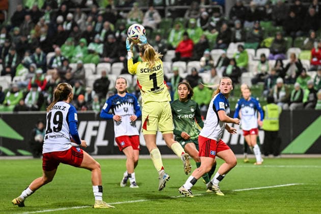 Soccer I Women I Season 2025 2026 I Bundesliga I Matchday 14 I VfL Wolfsburg Hamburger SV I 21 12 2025 Inga Schuldt 1, Hamburger SV fishes the ball out of the air Wolfsburg AOK Stadium Lower Saxony Germany Copyright: xLobeca InesxHähnelx