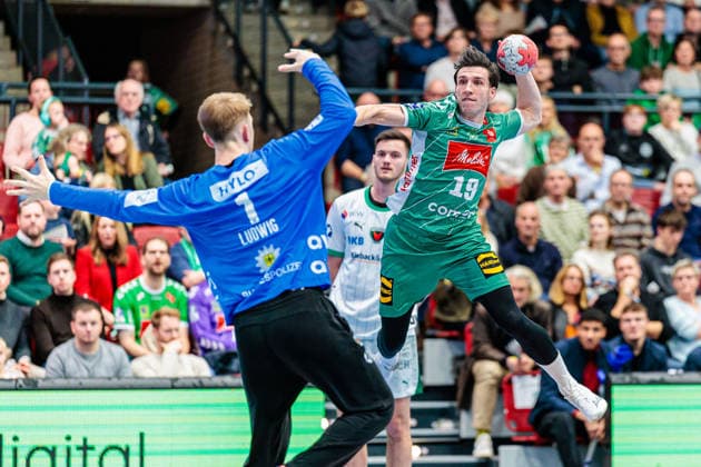 v l Lasse Ludwig Fuechse Berlin, 01 , Jakub Sterba GWD Minden, 19 in goal throw GER, GWD Minden vs Fuechse Berlin, Handball, 1 Bundesliga, Matchday 18, Season 2025 2026, 21 12 2025 GER, GWD Minden vs Fuechse Berlin, Handball, 1 Bundesliga, Matchday 18, Season 2025 2026, 21 12 2025 Luebbecke Copyright: xEibner-Pressefoto JanxRollingerx EP_JSK