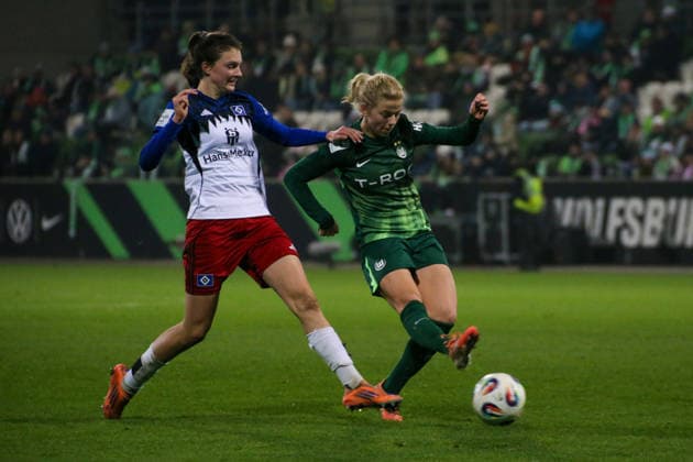 21 12 2025, xgrfx, Soccer Google Pixel Women Bundesliga, VfL Wolfsburg Hamburger SV v l Lotta Wrede Hamburger SV , Justine Kielland VfL Wolfsburg DFL DFB REGULATIONS PROHIBIT ANY USE OF PHOTOGRAPHS as IMAGE SEQUENCES and or QUASI VIDEO Wolfsburg