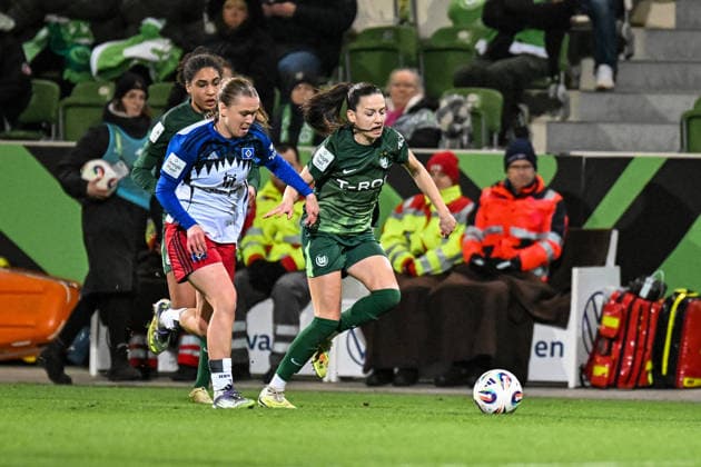 Soccer I Women I Season 2025 2026 I Bundesliga I 14 Matchday I VfL Wolfsburg Hamburger SV I 21 12 2025 Duel Annaleen Böhler 6, Hamburger SV vs Maria Joelle Wedemeyer 24, VfL Wolfsburg Wolfsburg AOK Stadium Lower Saxony Germany Copyright: xLobeca InesxHähnelx