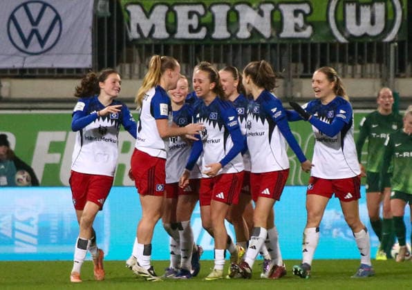 Germany Womens Bundesliga 2025 26, 14 Matchday VfL Wolfsburg VS Hamburger SV AOK Stadion Wolfsburg Goal celebration Svea Stoldt Hamburger SV Women, 8 Victoria Schulz Hamburger SV Women, 19 Christin Meyer Hamburger SV Women, 16 Sophie Hillebrand Hamburger SV Women, 22 Pauline Machtens Hamburger SV Women, 28 Copyright: xAymanxAlahmedx