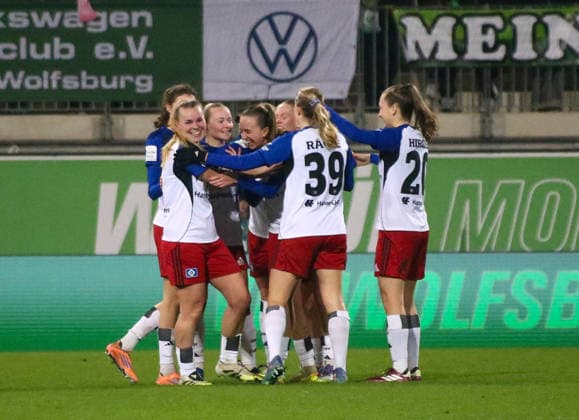 Germany Womens Bundesliga 2025 26, 14 Matchday VfL Wolfsburg VS Hamburger SV AOK Stadion Wolfsburg Goal celebration Svea Stoldt Hamburger SV Women, 8 Victoria Schulz Hamburger SV Women, 19 Christin Meyer Hamburger SV Women, 16 Sophie Hillebrand Hamburger SV Women, 22 Pauline Machtens Hamburger SV Women, 28 Nina Räcke Nina Racke Hamburger SV Women, 39 Copyright: xAymanxAlahmedx