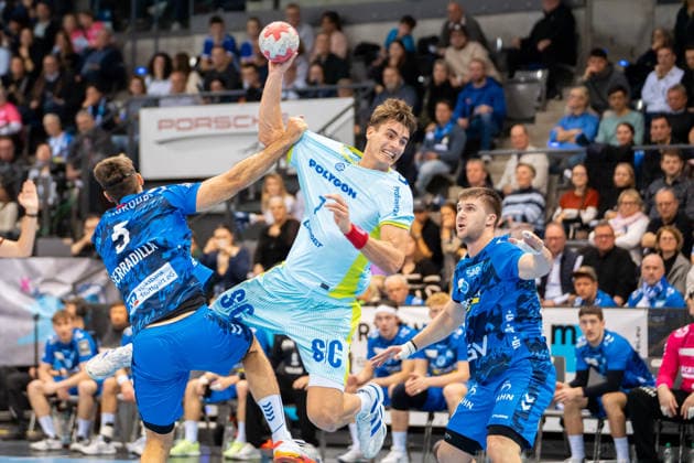 Handball I Men I Season 2025 2026 I Bundesliga I 18 Matchday I TVB Stuttgart VfL Gummersbach I 21 12 2025 Julian Köster 7, VfL Gummersbach defended by Antonio Serradilla Cuenca 5, TVB Stuttgart and Gianfranco Pribetic 9, TVB Stuttgart Stuttgart Porsche Arena Baden Württemberg Germany Copyright: xLobeca MaxxPetershansx