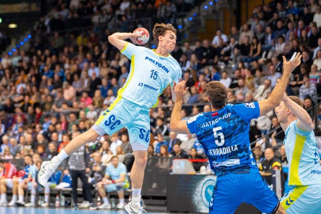 Handball I Men I Season 2025 2026 I Bundesliga I 18 Matchday I TVB Stuttgart VfL Gummersbach I 21 12 2025 Miro Schluroff 15, VfL Gummersbach im Wurf Stuttgart Porsche Arena Baden Württemberg Germany Copyright: xLobeca MaxxPetershansx