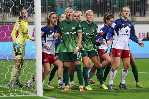 VfL HSV, BL Frauen Wolfsburg, 21 12 2025, FUßBALL VfL Wolfsburg vs Hamburger SV, Google Pixel Frauen Bundesliga, Saison 2025 26 Alexandra Popp VfL Wolfsburg , Ella Paddemors VfL Wolfsburg Wolfsburg