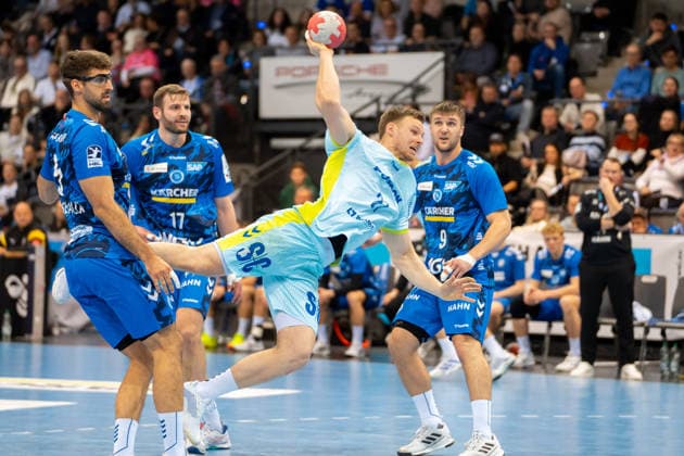 Handball I Men I Season 2025 2026 I Bundesliga I 18 Matchday I TVB Stuttgart VfL Gummersbach I 21 12 2025 Kristjan Horzen 27, VfL Gummersbach in the throw, surrounded by Antonio Serradilla Cuenca 5, TVB Stuttgart , Samuel Röthlisberger 17, TVB Stuttgart and Gianfranco Pribetic 9, TVB Stuttgart Stuttgart Porsche Arena Baden Württemberg Germany Copyright: xLobeca MaxxPetershansx