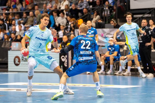 Handball I Men I Season 2025 2026 I Bundesliga I 18 Matchday I TVB Stuttgart VfL Gummersbach I 21 12 2025 Julian Köster 7, VfL Gummersbach with ball against Torben Matzken 22, TVB Stuttgart in defense Stuttgart Porsche Arena Baden Württemberg Germany Copyright: xLobeca MaxxPetershansx
