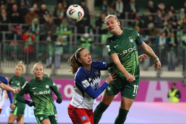 VfL HSV, BL Frauen Wolfsburg, 21 12 2025, FUßBALL VfL Wolfsburg vs Hamburger SV, Google Pixel Frauen Bundesliga, Saison 2025 26 Victoria Schulz HSV , Alexandra Popp VfL Wolfsburg Wolfsburg