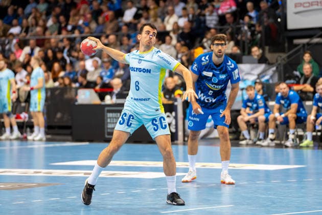 Handball I Men I Season 2025 2026 I Bundesliga I 18 Matchday I TVB Stuttgart VfL Gummersbach I 21 12 2025 Milos Vujovic 6, VfL Gummersbach at Siebenmeter Stuttgart Porsche Arena Baden Württemberg Germany Copyright: xLobeca MaxxPetershansx