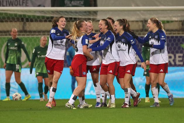VfL HSV, BL Frauen Wolfsburg, 21 12 2025, FUßBALL VfL Wolfsburg vs Hamburger SV, Google Pixel Frauen Bundesliga, Saison 2025 26 Svea Stoldt HSV cheers with the team after her goal for 0 1 Wolfsburg