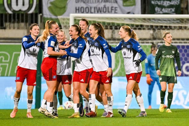 Soccer I Women I Season 2025 2026 I Bundesliga I 14 Matchday I VfL Wolfsburg Hamburger SV I 21 12 2025 Goal celebration Svea Stoldt 8, Hamburger SV 2 v l with her team Wolfsburg AOK Stadium Lower Saxony Germany Copyright: xLobeca InesxHähnelx