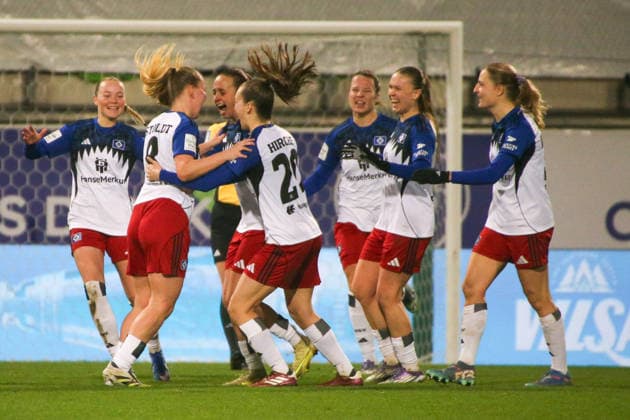 21 12 2025, xgrfx, Soccer Google Pixel Women Bundesliga, VfL Wolfsburg Hamburger SV v l Tor, Svea Stoldt Hamburger SV DFL DFB REGULATIONS PROHIBIT ANY USE OF PHOTOGRAPHS as IMAGE SEQUENCES and or QUASI VIDEO Wolfsburg