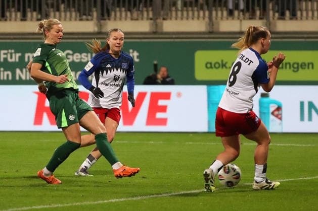 VfL HSV, BL Frauen Wolfsburg, 21 12 2025, FUßBALL VfL Wolfsburg vs Hamburger SV, Google Pixel Frauen Bundesliga, Saison 2025 26 Alexandra Popp VfL Wolfsburg scores goal for 1 1, Svea Stoldt HSV Wolfsburg