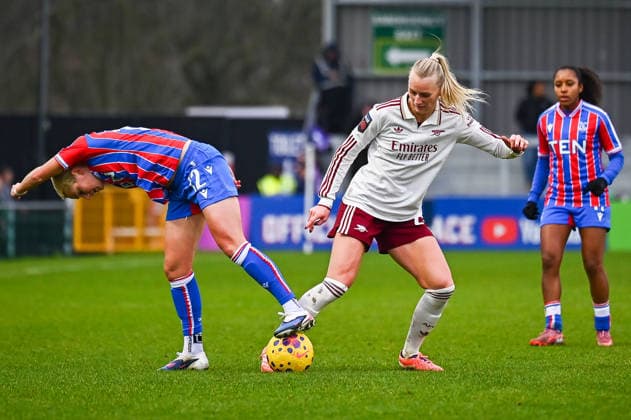 Stina Blackstenius of Arsenal battles for possession with Lola Broun of Crystal Palace during the Subway Women s League Cup Quarter Final match between Crystal Palace and Arsenal at VBS Community Stadium on December 21, 2025 in Sutton, England. Copyright: xYaroslavxDunkax xSPPx Sportspressphoto_SPR76035