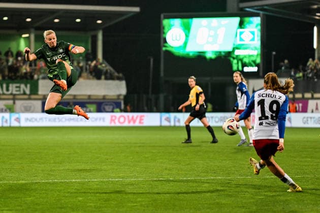 Soccer I Women I Season 2025 2026 I Bundesliga I Matchday 14 I VfL Wolfsburg Hamburger SV I 21 12 2025 Alexandra Popp 11, VfL Wolfsburg takes off spectacularly to block Victoria Schulz 19, Hamburger SVs shot Wolfsburg AOK Stadion Niedersachsen Germany Copyright: xLobeca InesxHähnelx