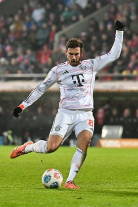 Bundesliga; 1. FC Heidenheim - FC Bayern München; 21.12.2025 HEIDENHEIM, GERMANY - 21. DECEMBER: im Bild ein Torschuss von Leon GORETZKA (FC Bayern Munich 8) während dem Bundesligamatch zwischen dem 1. FC Heidenheim und dem FC Bayern München am 15. Spieltag in der Voith-Arena DFL REGULATIONS PROHIBIT ANY USE OF PHOTOGRAPHS AS IMAGE SEQUENCES AND OR QUASI-VIDEO *** Bundesliga 1 FC Heidenheim FC Bayern Munich 21 12 2025 HEIDENHEIM, GERMANY 21 DECEMBER in the picture a shot on goal by Leon GORETZKA FC Bayern Munich 8 during the Bundesliga match between 1 FC Heidenheim and FC Bayern Munich on matchday 15 at the Voith Arena DFL REGULATIONS PROHIBIT ANY USE OF PHOTOGRAPHS AS IMAGE SEQUENCES AND OR QUASI VIDEO Copyright: xBEAUTIFULxSPORTS Goldbergx