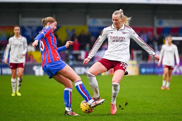 Stina Blackstenius of Arsenal battles for possession with Hayley Nolan of Crystal Palace during the Subway Women s League Cup Quarter Final match between Crystal Palace and Arsenal at VBS Community Stadium on December 21, 2025 in Sutton, England. Copyright: xYaroslavxDunkax xSPPx Sportspressphoto_SPR76039