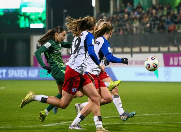 Germany Womens Bundesliga 2025 26, 14 Matchday VfL Wolfsburg VS Hamburger SV AOK Stadion Wolfsburg Kessya Bussy VfL Wolfsburg Women, 19 Annaleen Böhler Annaleen Bohler Hamburger SV Women, 6 Copyright: xAymanxAlahmedx