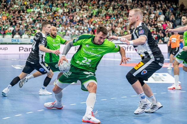 Handball Bundesliga HSG Wetzlar ThSV Eisenach, 21 12 25 Jona Schoch HSG Wetzlar, 22 , Peter Walz ThSV Eisenach, 14 , Cyrill Akakpo HSG Wetzlar, 20 , Vincent Büchner ThSV Eisenach, 74 Handball Bundesliga HSG Wetzlar ThSV Eisenach Wetzlar, 21 12 25 Copyright: xBEAUTIFULxSPORTS Roeczeyx