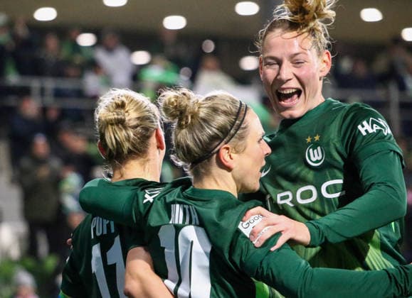 Germany Womens Bundesliga 2025 26, 14 Matchday VfL Wolfsburg VS Hamburger SV AOK Stadion Wolfsburg Goal celebration Alexandra Popp VfL Wolfsburg Women, 11 Lena Lattwein VfL Wolfsburg Women, 8 Svenja Huth VfL Wolfsburg Women, 10 Copyright: xAymanxAlahmedx