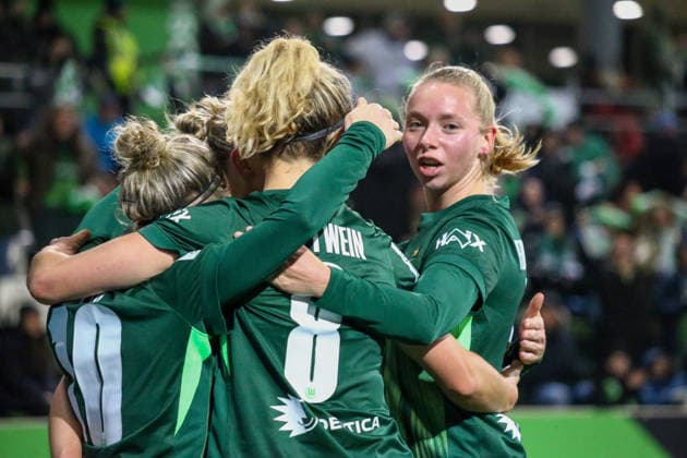 Germany Womens Bundesliga 2025 26, 14 Matchday VfL Wolfsburg VS Hamburger SV AOK Stadion Wolfsburg Goal celebration Alexandra Popp VfL Wolfsburg Women, 11 Lena Lattwein VfL Wolfsburg Women, 8 Svenja Huth VfL Wolfsburg Women, 10 Copyright: xAymanxAlahmedx