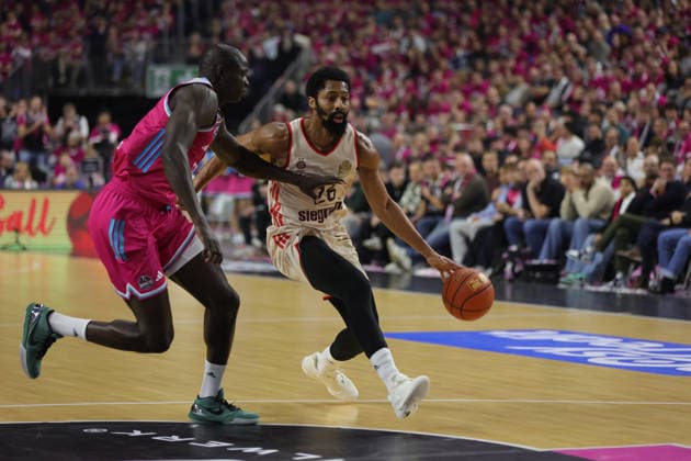 Spencer Dinwiddie Bayern on the ball against Kur Jongkuch Bonn , Telekom Baskets Bonn vs Bayern Munich, easyCredit BBL, Matchday 31, Bonn, 21 12 2025