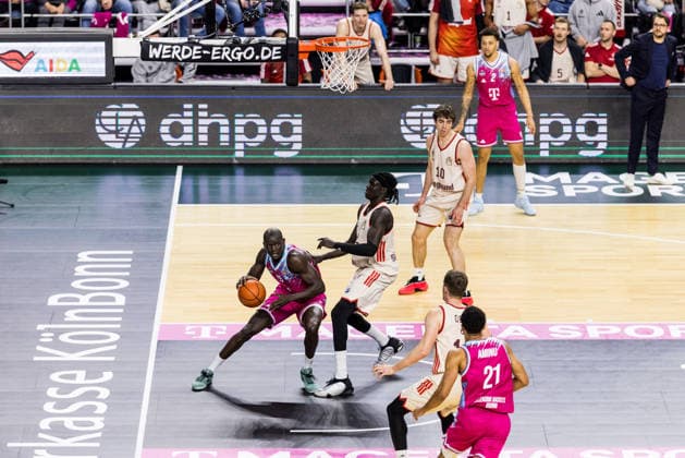 easyCredit Basketball Bundesliga Telekom Baskets Bonn FC Bayern Munich 21 12 2025 Tylan Birts Telekom Baskets Bonn, 5 on the ball, Wenyen Gabriel FC Bayern Munich, 32 easyCredit Basketball Bundesliga Telekom Baskets Bonn FC Bayern Munich, Cologne, LANXESSarena on 21 12 2025 Copyright: xBEAUTIFULxSPORTS Wunderlx