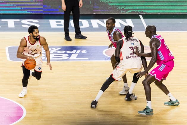 easyCredit Basketball Bundesliga Telekom Baskets Bonn FC Bayern Munich 21 12 2025 Spencer Dinwiddie FC Bayern Munich, 26 on the ball, Tylan Birts Telekom Baskets Bonn, 5 , Wenyen Gabriel FC Bayern Munich, 32 , Kur Jongkuch Telekom Baskets Bonn, 15 easyCredit Basketball Bundesliga Telekom Baskets Bonn FC Bayern Munich, Cologne, LANXESSarena on 21 12 2025 Copyright: xBEAUTIFULxSPORTS Wunderlx