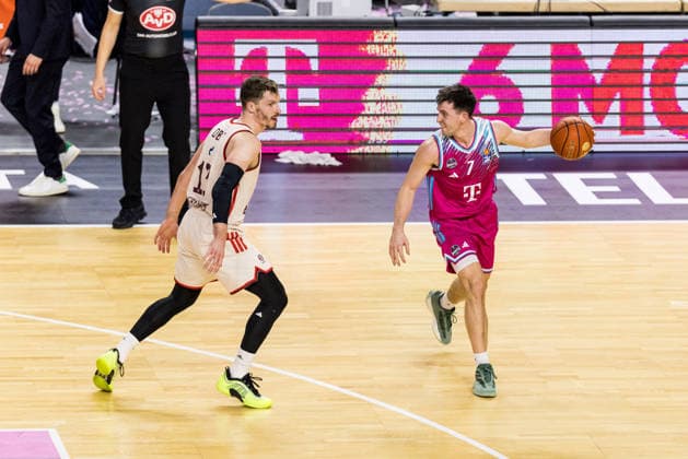 easyCredit Basketball Bundesliga Telekom Baskets Bonn FC Bayern Munich 21 12 2025 Andreas Andi Obst FC Bayern Munich, 13 , Grayson Murphy Telekom Baskets Bonn, 7 on the ball easyCredit Basketball Bundesliga Telekom Baskets Bonn FC Bayern Munich, Cologne, LANXESSarena on 21 12 2025 Copyright: xBEAUTIFULxSPORTS Wunderlx