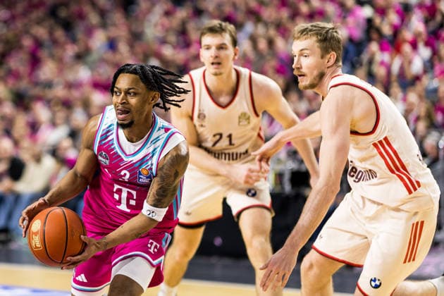 easyCredit Basketball Bundesliga Telekom Baskets Bonn FC Bayern Munich 21 12 2025 Zachery Cooks Telekom Baskets Bonn, 3 on the ball passes Justus Hollatz FC Bayern Munich, 21 and Niels Giffey FC Bayern Munich, 5 easyCredit Basketball Bundesliga Telekom Baskets Bonn FC Bayern Munich, Cologne, LANXESSarena on 21 12 2025 Copyright: xBEAUTIFULxSPORTS Wunderlx