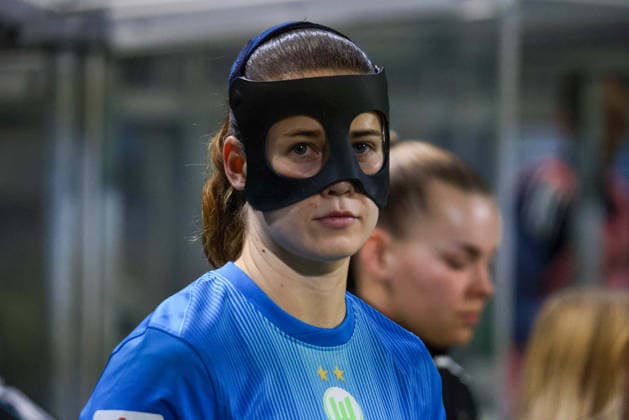 Wolfsburg, Germany 21 December 2025 1 BL Women 2025 2026 VfL Wolfsburg vs Hamburger SV In the picture goalkeeper Stina Johannes VfL DFB regulations prohibit any use of photographs as image sequences and or quasi video AOK Stadion Niedersachsen Copyright: xFotostandx xFantinix