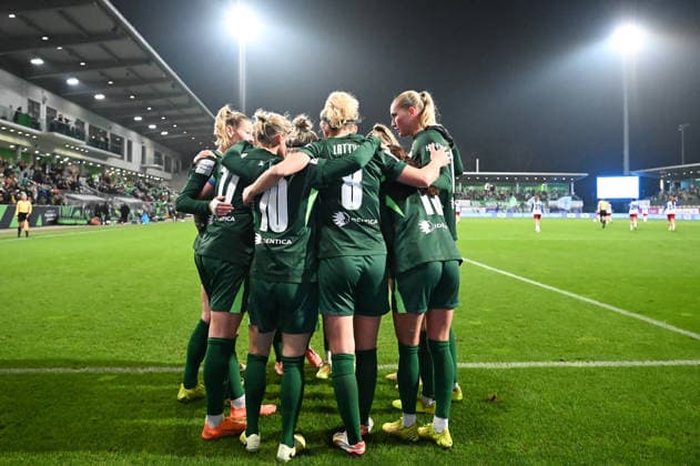 Soccer I Women I Season 2025 2026 I Bundesliga I Matchday 14 I VfL Wolfsburg Hamburger SV I 21 12 2025 VfL Wolfsburg celebrating after Popp Wolfsburg scores the opening goal to make it 2 1 AOK Stadion Niedersachsen Germany Copyright: xLobeca InesxHähnelx
