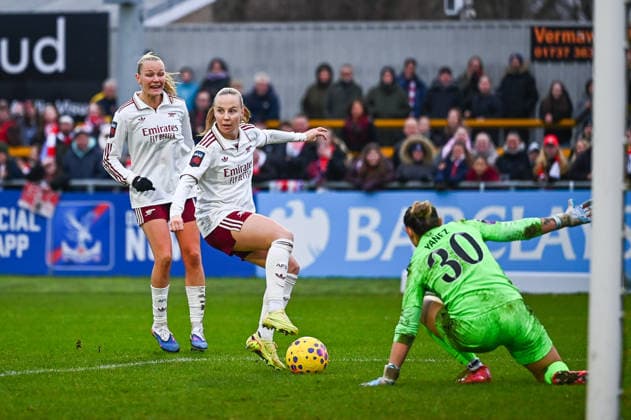 Beth Mead of Arsenal in action during the Subway Women s League Cup Quarter Final match between Crystal Palace and Arsenal at VBS Community Stadium on December 21, 2025 in Sutton, England. Copyright: xYaroslavxDunkax xSPPx Sportspressphoto_SPR76079