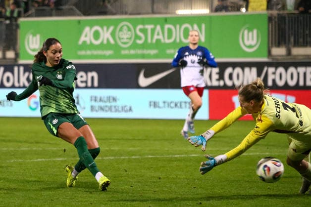 Germany Womens Bundesliga 2025 26, 14 Matchday VfL Wolfsburg VS Hamburger SV AOK Stadion Wolfsburg Kessya Bussy VfL Wolfsburg Women, 19 Inga Schuldt Hamburger SV Women, 1 Copyright: xAymanxAlahmedx