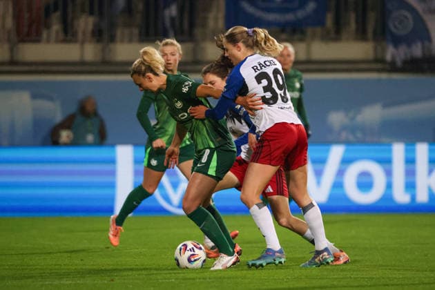Wolfsburg, Germany 21 December 2025 1 BL Women 2025 2026 VfL Wolfsburg vs Hamburger SV In the picture from left in duel Lena Lattwein VfL and Nina Räcke Raecke HSV DFB regulations prohibit any use of photographs as image sequences and or quasi video AOK Stadion Niedersachsen Copyright: xFotostandx xFantinix